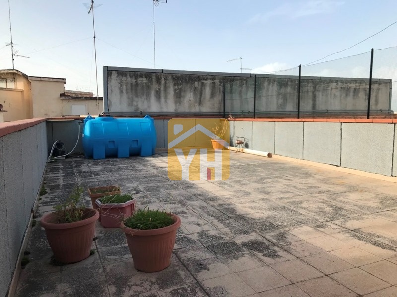 Reggio Calabria centro. Zona servita e ben collegata. Ampia superficie con lastrico solare esclusivo.