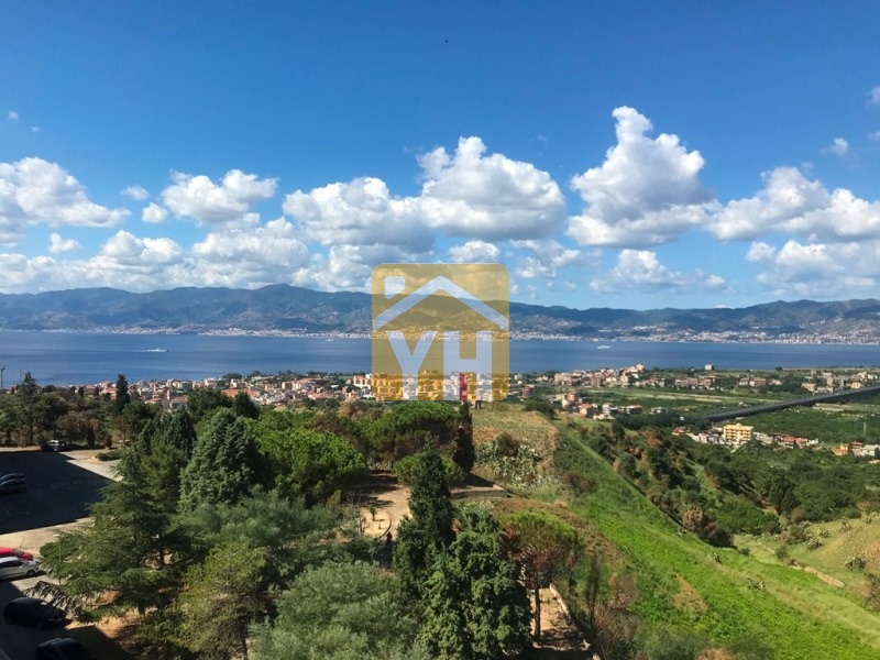 Reggio Calabria. Vendita appartamento. Panoramico e luminoso. Svincolo Arghillà. Catona. Tre camere e buona disposizione interna.